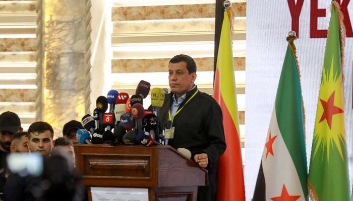 قائد قوات سوريا الديمقراطية مظلوم عبدي خلال المؤتمر