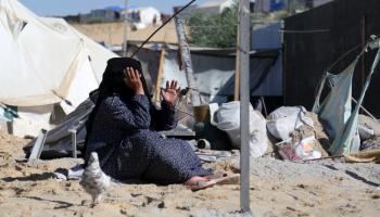 فلسطينية وسط الدمار في مخيم للنازحين شمال خان يونس