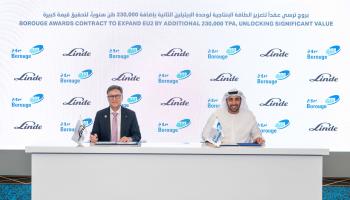 جانب من توقيع العقود - وام