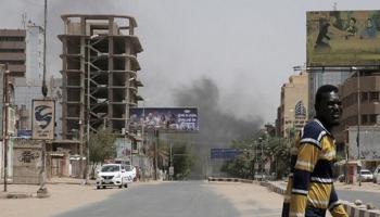 دخان يتصاعد بإحدى مناطق الحرب في السودان