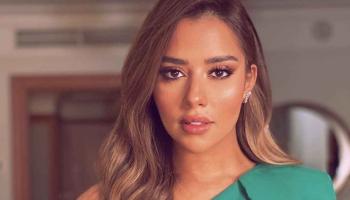 بلقيس فتحي تطرح فستان زفافها في مزاد