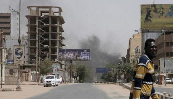 دخان يتصاعد بإحدى مناطق الحرب في السودان