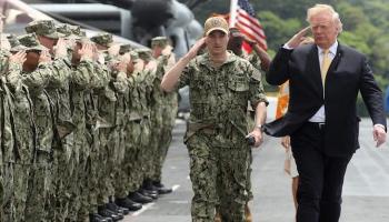 الرئيس الأمريكي دونالد ترامب يؤدي التحية لقوات في الجيش الأمريكي