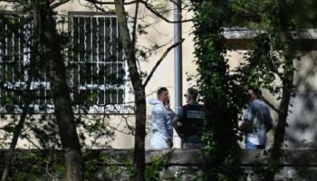 درك وأعضاء من الشرطة في مسجد لا غراند كومب حيث قُتل الشاب طعنًا 