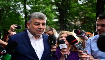 رئيس الوزراء الروماني مارسيل تشيولاكو يتحدث إلى وسائل الإعلام