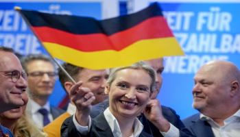 زعيمة حزب «البديل من أجل ألمانيا» أليس فايدل تلوِّح بعلم ألمانيا