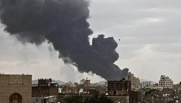 الدخان يتصاعد من مطار صنعاء عقب القصف الإسرائيلي