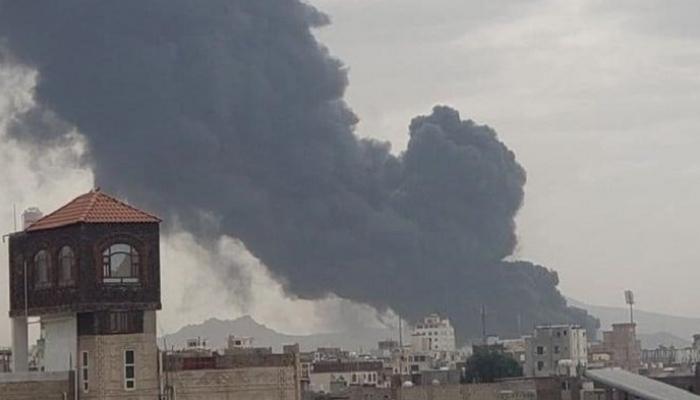 اعمدة دخان تتصاعد من مطار صنعاء