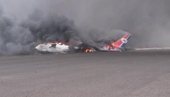 طائرة يمنية تحترق في مطار صنعاء