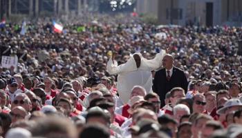 الجمهور في الفاتيكان في انتظار الإعلان عن البابا الجديد