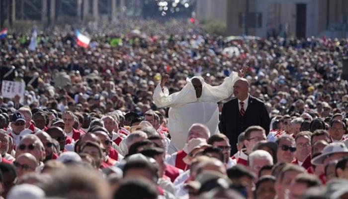 الجمهور في الفاتيكان في انتظار الإعلان عن البابا الجديد