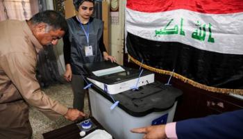 ناخب يدلي بصوته في الانتخابات بالعراق - أرشيفية