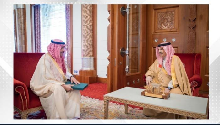 العاهل البحريني يتسلم دعوة لحضور القمة الخليجية الأمريكية بالرياض