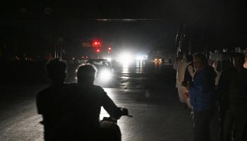 تجمع الناس على طريق قرب قاعدة نور خان الجوية العسكرية بعد الغارات الهندية