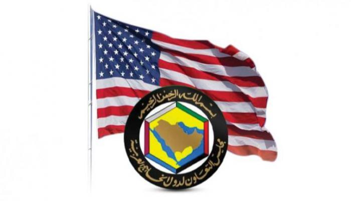 شعار مجلس التعاون لدول الخليج العربية وعلم الولايات المتحدة
