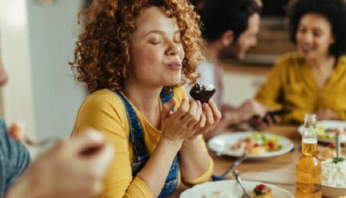  إغلاق العينين أثناء الأكل يعطي الأولوية للتذوق والشم 