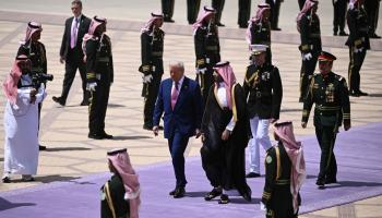 البنفسجي بدل الأحمر.. سر اللون الذي يستقبل رؤساء العالم بالسعودية
