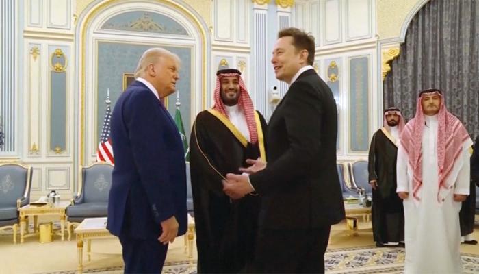 إيلون ماسك مع الرئيس الأمريكي وولي العهد السعودي