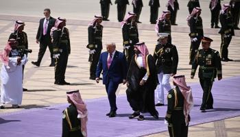 استقبال استثنائي لترامب.. محمد بن سلمان بالمطار ومقاتلات ومدفعية للترحيب