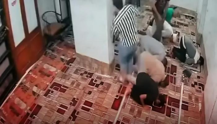 مشاجرة داخل مسجد السلام