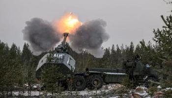 جنود المدفعية السويدية يطلقون قذيفة خلال تمرين الناتو