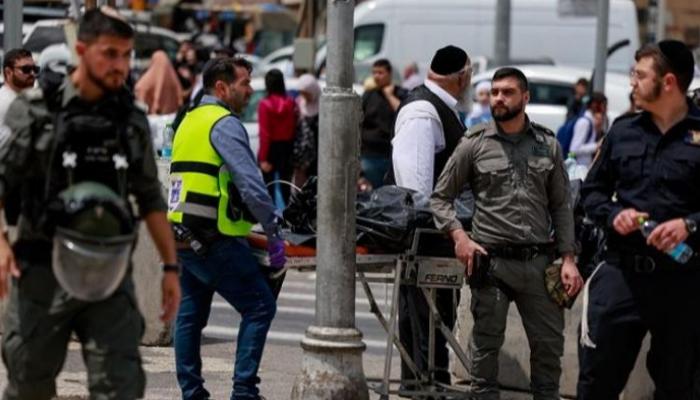 جنود إسرائيليون في موقع حادث طعن سابق
