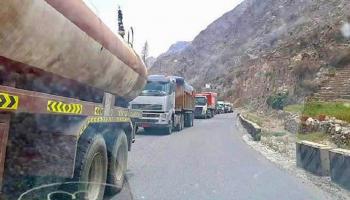 مركبات وشاحنات في خط يافع