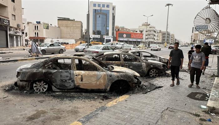 سيارات محترقة جراء اشتباكات المليشيات في طرابلس
