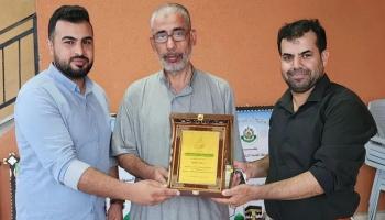 زكريا السنوار (وسط)