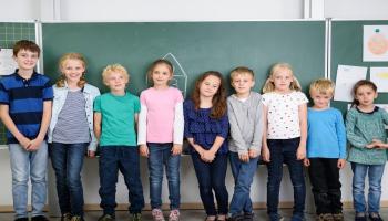 طول الطلاب وتفوقهم الأكاديمي