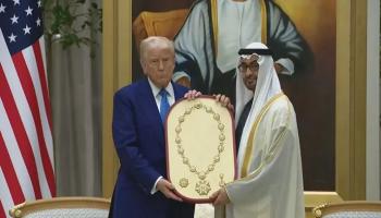 الشيخ محمد بن زايد رئيس دولة الإمارات يمنح الرئيس الأمريكي 