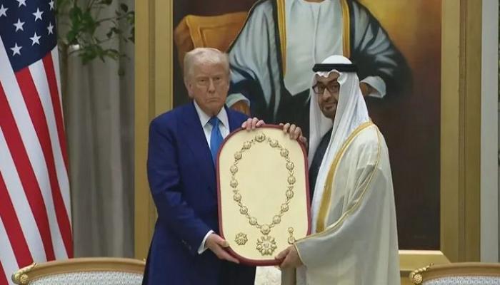 الشيخ محمد بن زايد رئيس دولة الإمارات يمنح الرئيس الأمريكي 