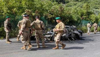 جنود لبنانيون بجوار مركبة قصفها الجيش الإسرائيلي