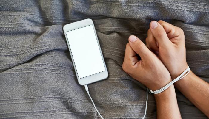 شباب ينفذون تجربة العيش بدون هاتف محمول لمدة شهر 