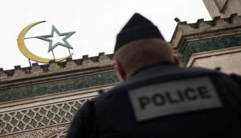 شرطي أمام مسجد في فرنسا - أرشيفية