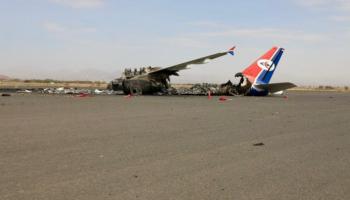 طائرة مدمرة في مطار صنعاء