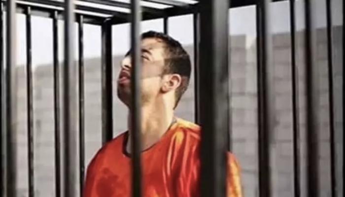 معاذ الكساسبة معتقلاً قبل حرقه