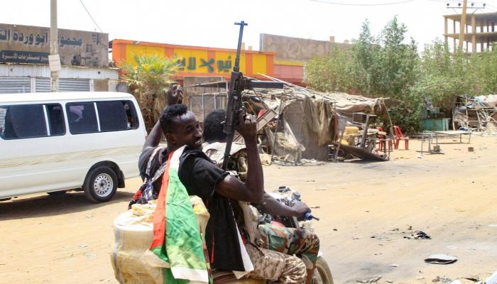 جنديان من الجيش السوداني يركبان دراجة نارية