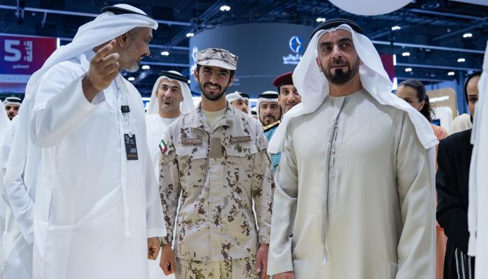 سيف بن زايد يزور "اصنع في الإمارات"