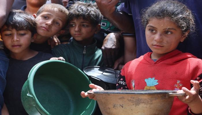أطفال يسعون إلى الحصول على غذاء في غزة