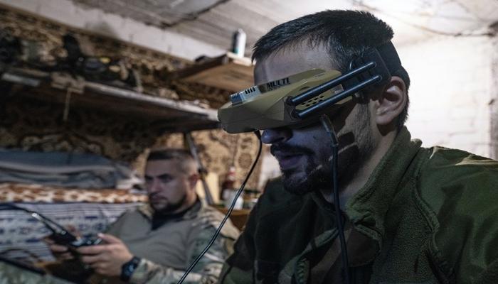 جنود أوكرانيون يقومون بتشغيل طائرات بدون طيار