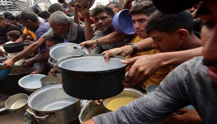 نازحون يتلقون مساعدات في غزة - أرشيفية