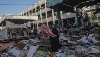 آثار غارة إسرائيلية على مدرسة حُوّلت إلى ملجأ في غزة 