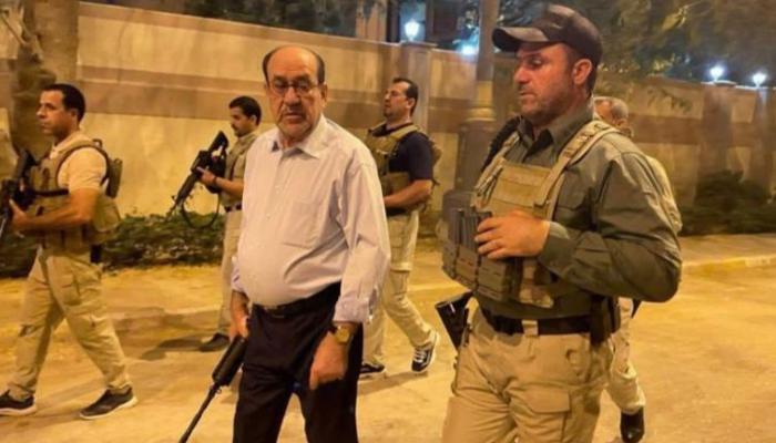 المالكي حاملا السلاح في أحد شوارع بغداد- أرشيفية