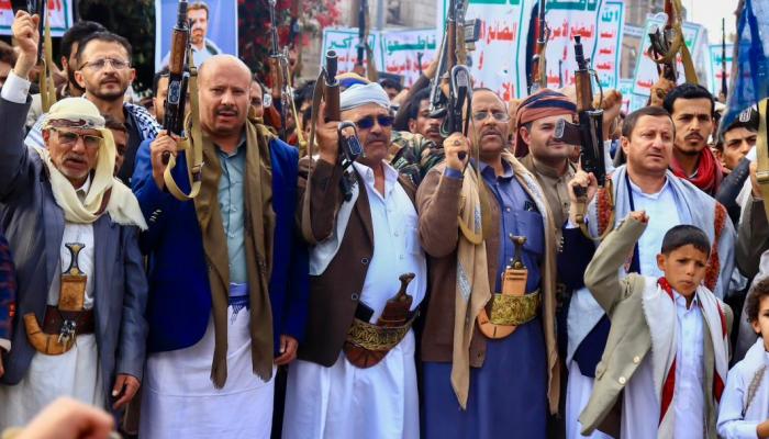 عناصر مليشيات الحوثي خلال تجمع لاستعراض القوة