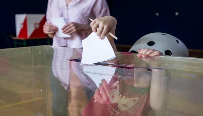إحدى اللجان الانتخابية في بولندا