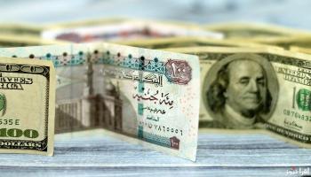 أوراق نقدية من الدولار الأمريكي والجنيه المصري