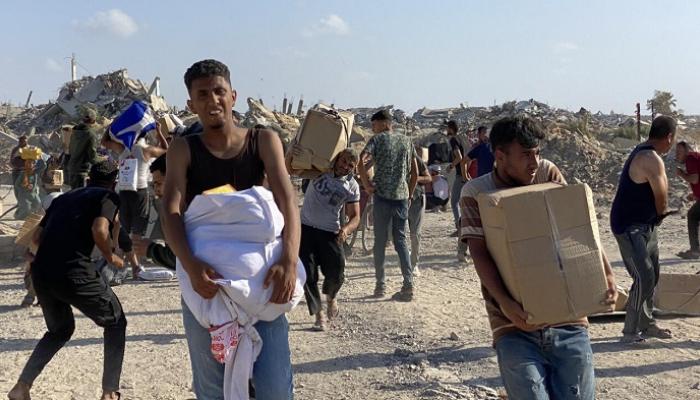 الفلسطينيون يعانون للحصول على المساعدات في غزة 