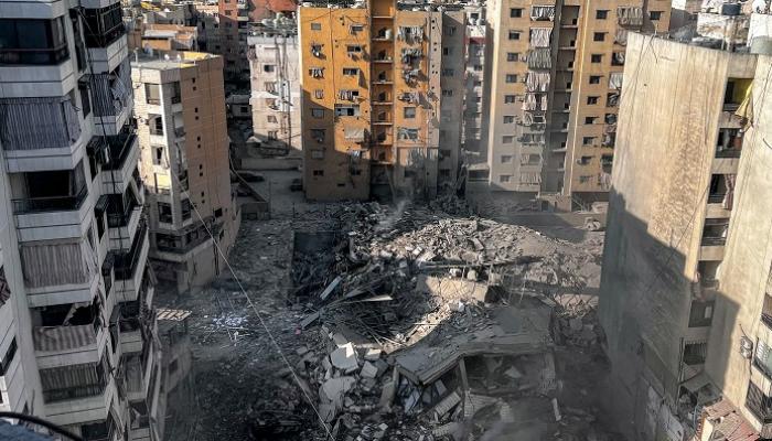 صورة لأنقاض مبنى منهار ضربته غارة إسرائيلية ليلية في ضاحية بيروت الجنوبية