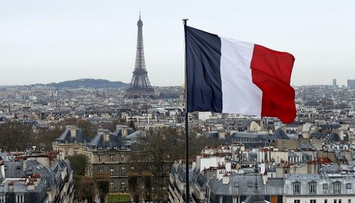 علم فرنسا وفي الخلفية برج إيفل